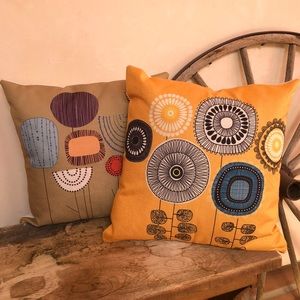 DECORATIVE THROW PILLOW SET (Includes 2) Cute Abstract Floral Design 15”x15” NEW